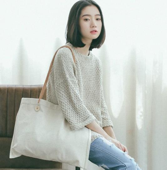 格子半身裙搭配宽松针织外套：彰显优雅轻熟小女人