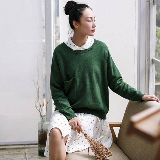 格子半身裙搭配宽松针织外套：彰显优雅轻熟小女人