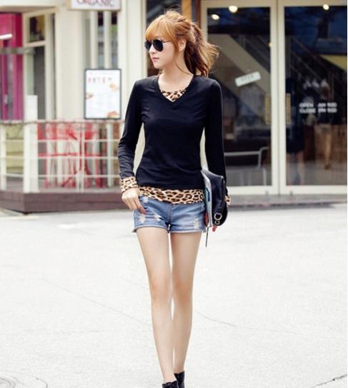 链条包搭配豹纹包臀连衣裙：彰显玲珑婀娜的身姿