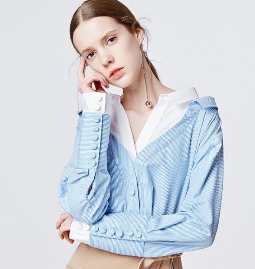 牛仔裤搭配吊带露肩条纹衬衫:简约更时髦(图) 牛仔裤搭配吊带露肩条纹衬衫:简约更时髦(图)