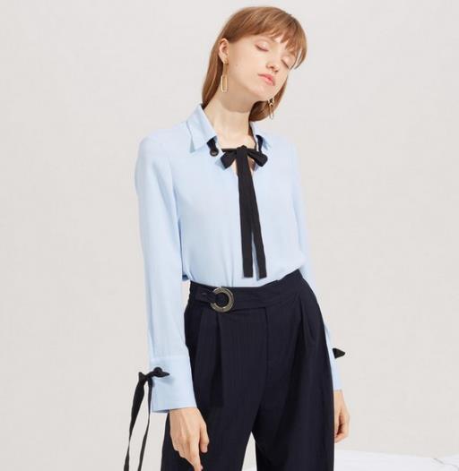 牛仔裤搭配吊带露肩条纹衬衫:简约更时髦(图) 牛仔裤搭配吊带露肩条纹衬衫:简约更时髦(图)