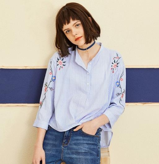 牛仔裤搭配吊带露肩条纹衬衫：简约更时髦（图）