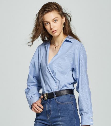 牛仔裤搭配吊带露肩条纹衬衫：简约更时髦（图）