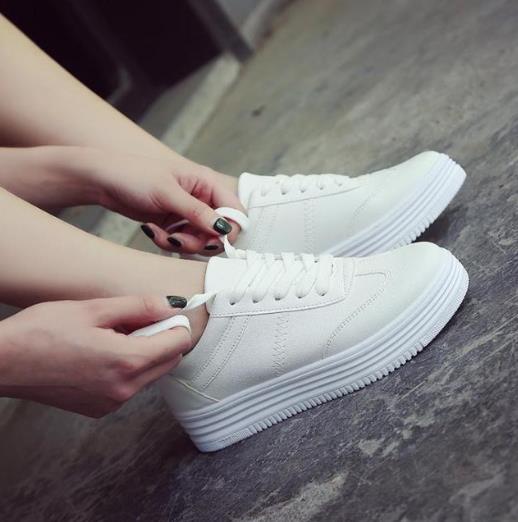 镂空内增高休闲鞋的时髦穿搭:轻松打造大长腿(图) 镂空内增高休闲鞋的时髦穿搭:轻松打造大长腿(图)