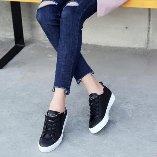 镂空内增高休闲鞋的时髦穿搭：轻松打造大长腿（图)