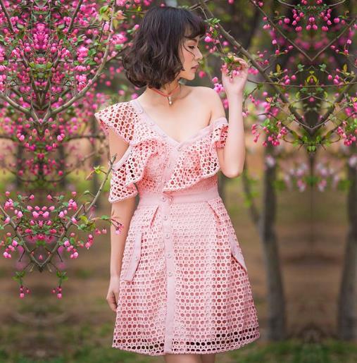 吊带露背蕾丝连衣裙配什么鞋子：5款彰显女性优雅性感