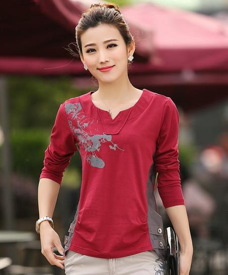 印花圆领长袖T恤怎么搭配才时髦：彰显青春活力（图）