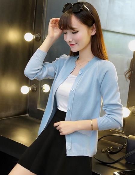 背心裙搭配修身水洗牛仔外套:打造秋日洒脱气质 背心裙搭配修身水洗牛仔外套:打造秋日洒脱气质