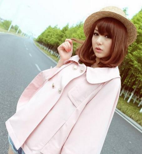 秋款娃娃领短款斗篷怎么搭配：彰显时尚浪漫甜美风