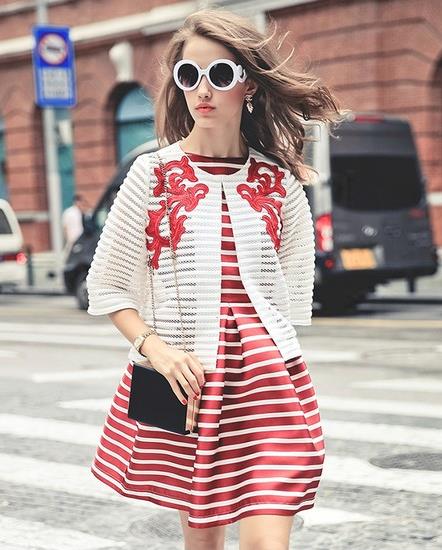 锈花条纹连衣裙套装搭配：5款连衣裙领衔秋装时尚