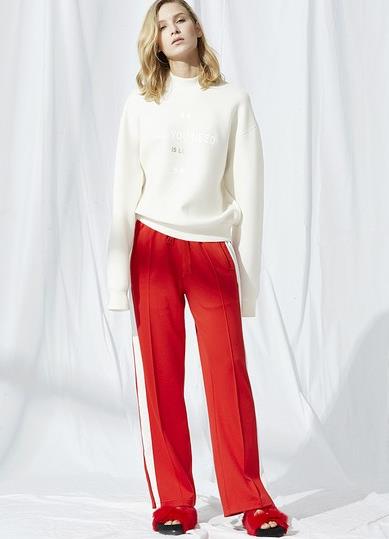 镂空碎花修身卫衣怎么搭配裤子：休闲百搭随意范