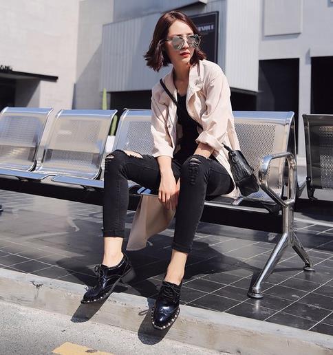 秋款尖头绑带渔夫鞋的时髦穿搭：演绎率性纯真少女心