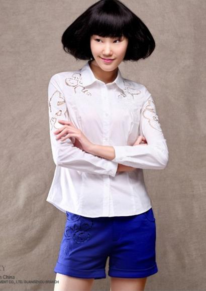 不规则翻领亚麻衬衫如何搭配裤子：彰显秋日时尚风情