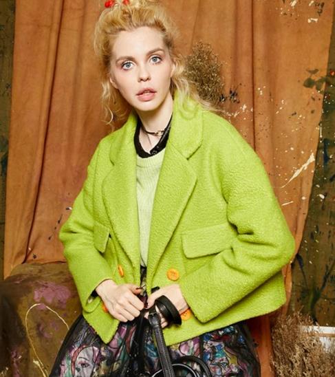 背心裙搭配大翻领长款纯色外套:彰显女性优雅气质 背心裙搭配大翻领长款纯色外套:彰显女性优雅气质