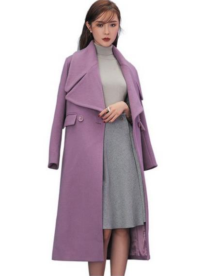 背心裙搭配大翻领长款纯色外套：彰显女性优雅气质