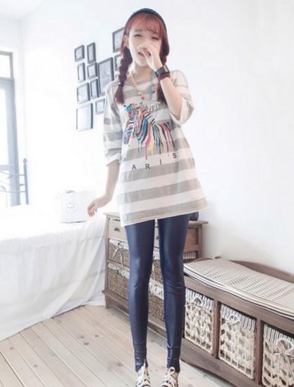 豹纹拼接皮裤的多种穿搭：皮裤彰显女性优雅不羁