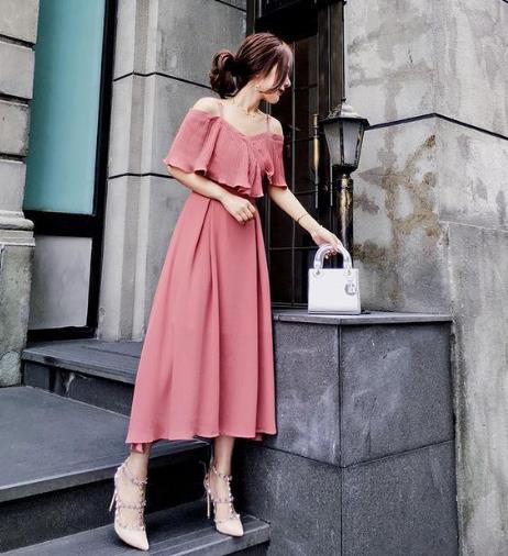 怎么搭配吊带网纱百褶裙：5款百褶裙性感女人味（图）