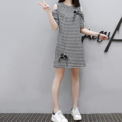 黑白格子露肩连衣裙搭配:洋气减龄小女人味十足(图) 黑白格子露肩连衣裙搭配:洋气减龄小女人味十足(图)