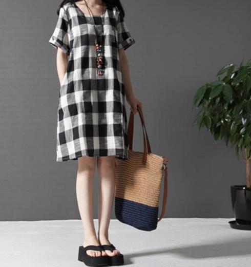 黑白格子露肩连衣裙搭配：洋气减龄小女人味十足（图）