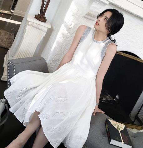 吊带连衣裙的多种搭配:5款连衣裙彰显清新典雅女神范 吊带连衣裙的多种搭配:5款连衣裙彰显清新典雅女神范