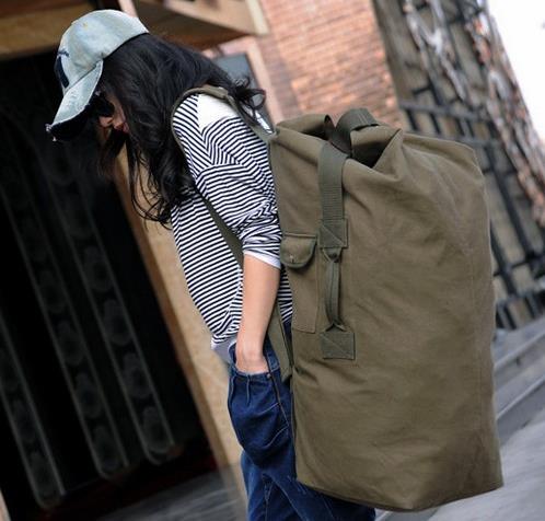 镂空撞色拼接双肩包的搭配：双肩包彰显文艺复古风（图)