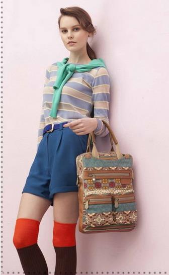 镂空撞色拼接双肩包的搭配：双肩包彰显文艺复古风（图)