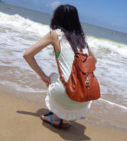 镂空撞色拼接双肩包的搭配：双肩包彰显文艺复古风（图)