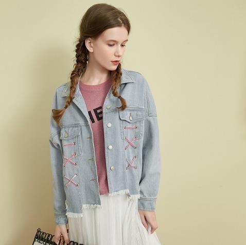 刺绣直筒牛仔短外套怎么搭配裤子：清新文艺范（图）