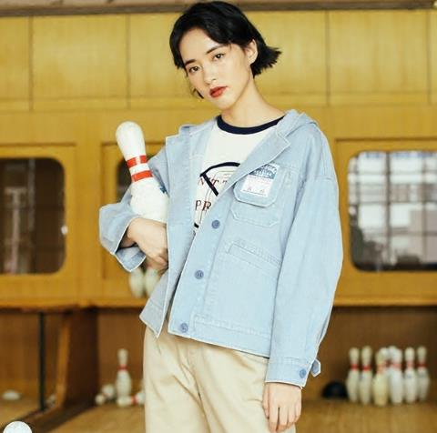 刺绣直筒牛仔短外套怎么搭配裤子：清新文艺范（图）