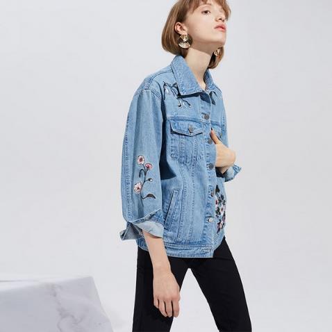 刺绣直筒牛仔短外套怎么搭配裤子：清新文艺范（图）