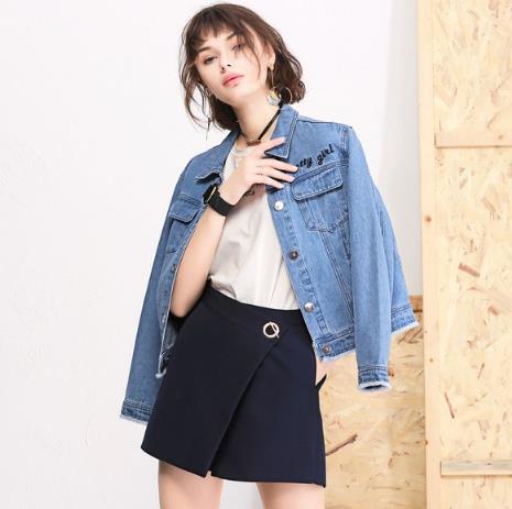 刺绣直筒牛仔短外套怎么搭配裤子：清新文艺范（图）