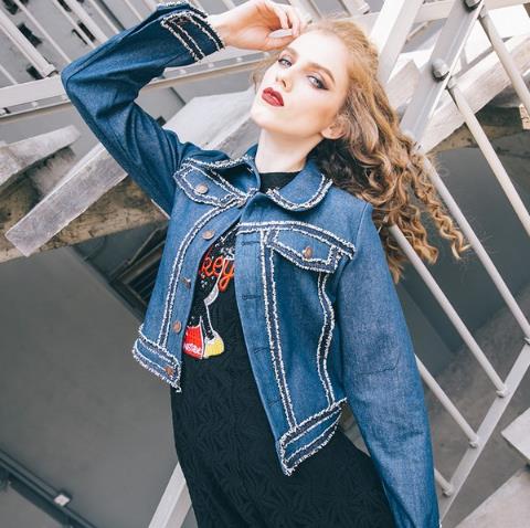 刺绣直筒牛仔短外套怎么搭配裤子：清新文艺范（图）