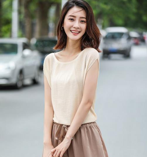 板鞋搭配宽松套头长款毛衣裙:打造简约气质(图) 板鞋搭配宽松套头长款毛衣裙:打造简约气质(图)