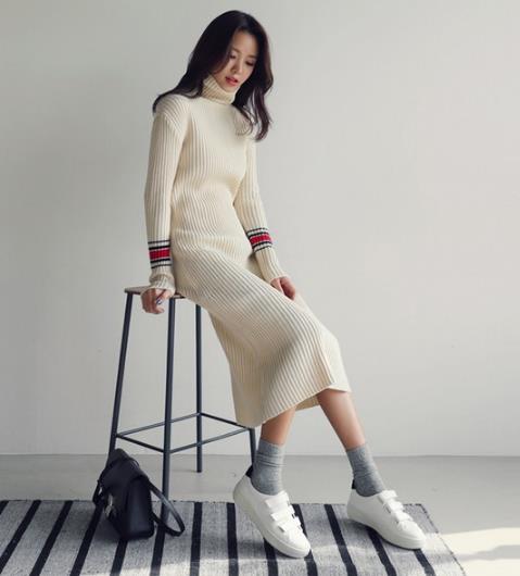 板鞋搭配宽松套头长款毛衣裙:打造简约气质(图) 板鞋搭配宽松套头长款毛衣裙:打造简约气质(图)