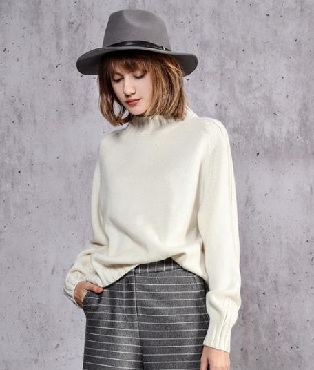 板鞋搭配宽松套头长款毛衣裙:打造简约气质(图) 板鞋搭配宽松套头长款毛衣裙:打造简约气质(图)