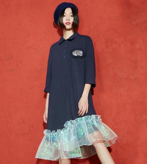 中长款收腰连衣裙搭配手提包：彰显女性优雅气质