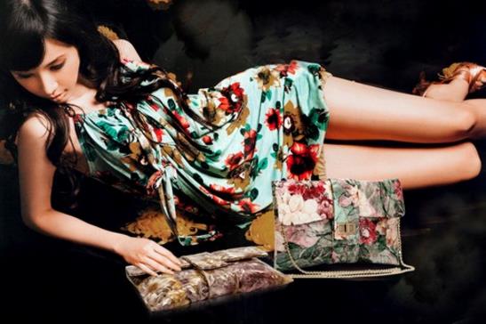 5款锁扣链条包的时尚搭配：尽显优雅婉约欧美风