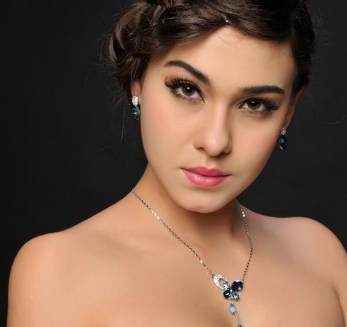 水晶蕾丝长项链怎么搭配：5款蕾丝项链演绎田园风