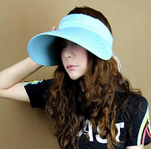 夏天不可缺少的遮阳圆顶草帽：帽子也要美美的（图）