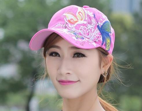 夏天不可缺少的遮阳圆顶草帽：帽子也要美美的（图）