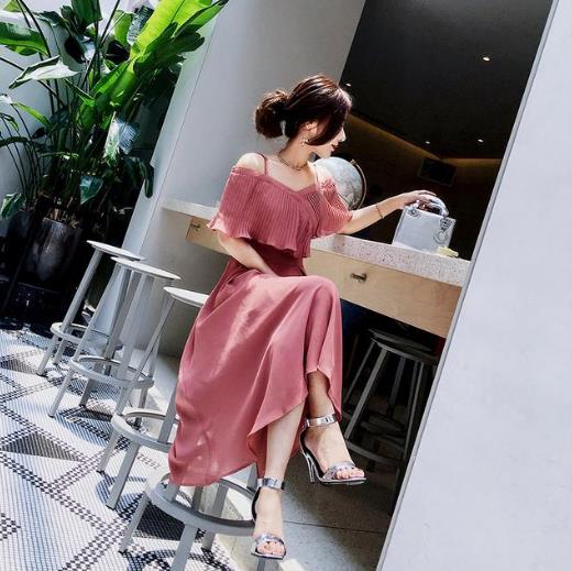 只有这五款露肩连衣裙才能将女人味表露无遗（图）