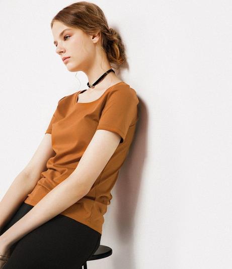 镂空长袖丝绒上衣怎么搭配裤子：让秋日华丽贵气加倍