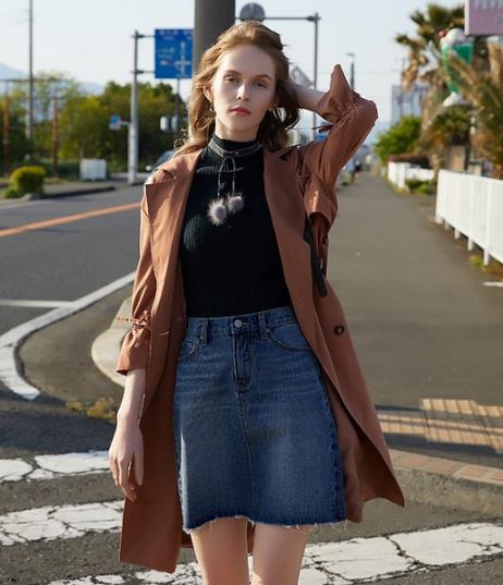 镂空长袖丝绒上衣怎么搭配裤子：让秋日华丽贵气加倍