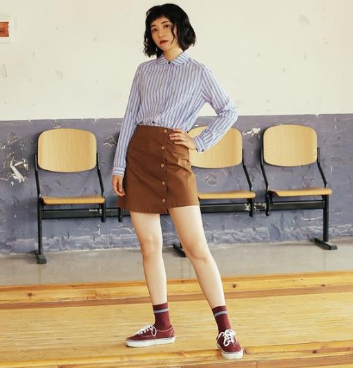 镂空长袖丝绒上衣怎么搭配裤子：让秋日华丽贵气加倍