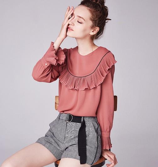 短裤搭配木耳花边长袖雪纺衫：打造温婉甜美复古风