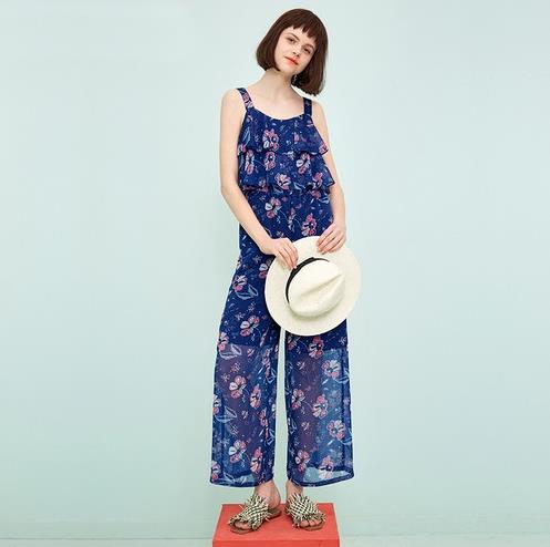 性感吊带连衣裙：走在繁华的时尚街头，吸睛率绝对爆棚