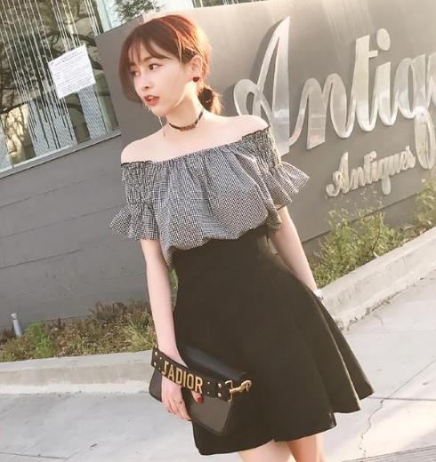高腰裙搭配黑白格一字肩短衬衫:性感迷人女神范 高腰裙搭配黑白格一字肩短衬衫:性感迷人女神范