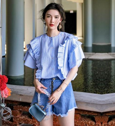 高腰裙搭配黑白格一字肩短衬衫:性感迷人女神范 高腰裙搭配黑白格一字肩短衬衫:性感迷人女神范