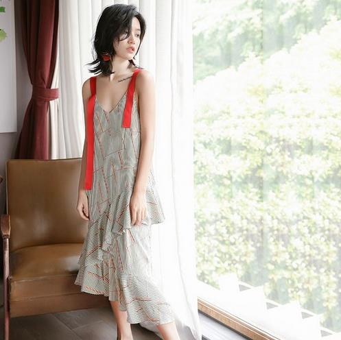 性感吊带连衣裙:走在繁华的时尚街头,吸睛率绝对爆棚 性感吊带连衣裙:走在繁华的时尚街头,吸睛率绝对爆棚