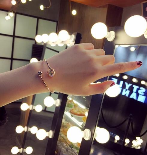 2017最流行时尚简约手镯手链：时尚唯美手链推荐